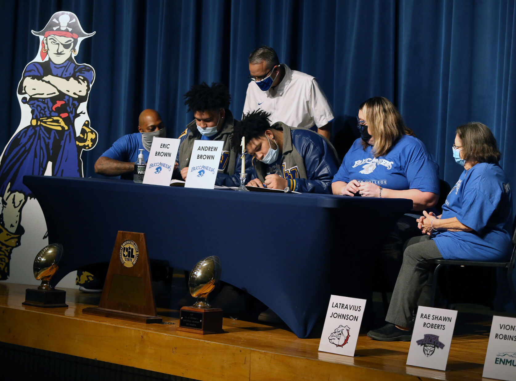 020421-wac-spt-lavega-signing-jl4.JPG